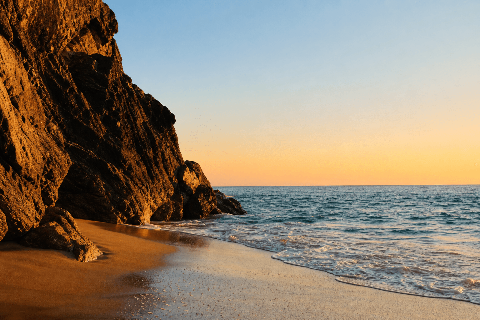 Falaise dorée au coucher du soleil, mer bleu-vert