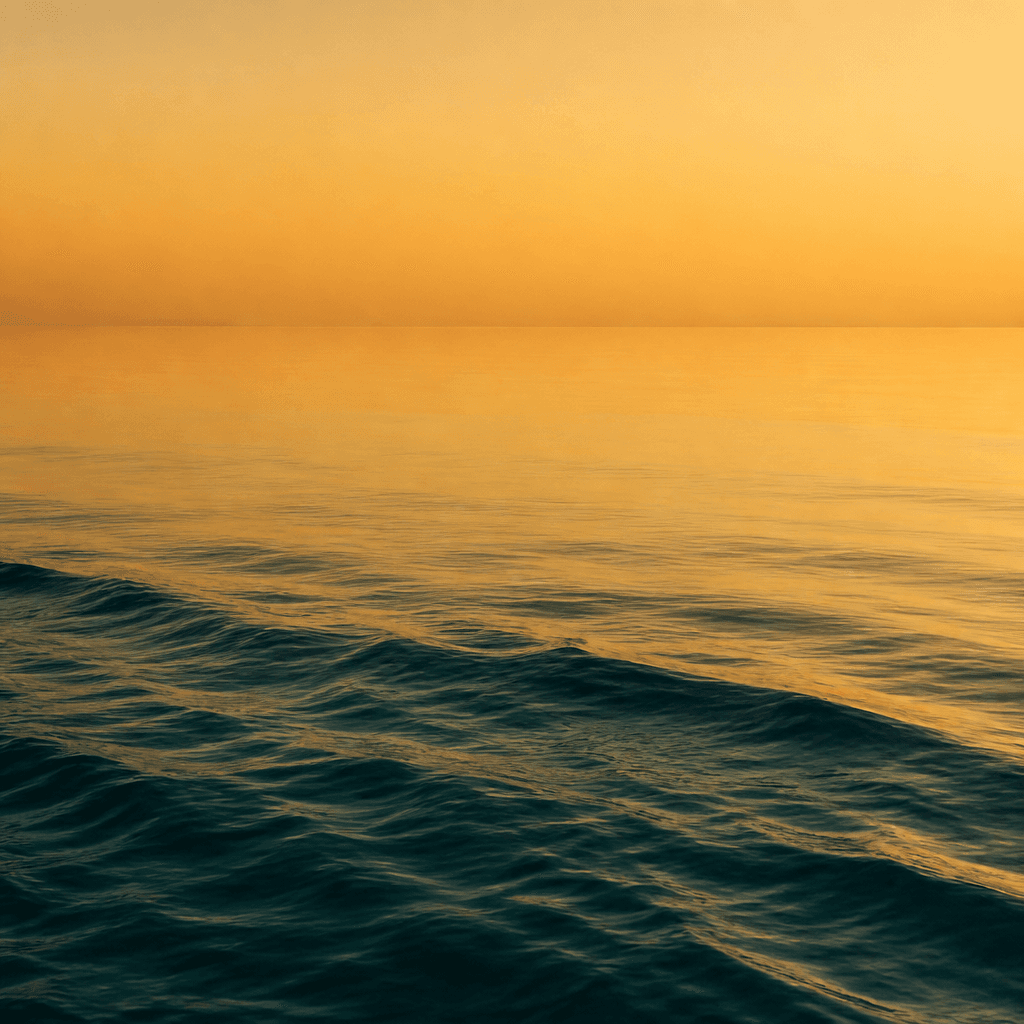 Mer dorée qui s'apaise vers un horizon calme à la golden hour